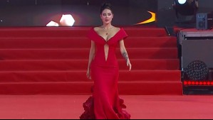 Impactó con sofisticado vestido rojo: Ignacia Michelson brilló en la alfombra de la Gala de Viña 2026