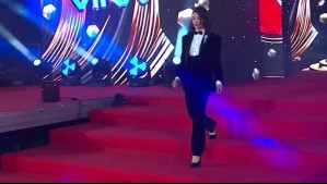 Con elegante esmoquin negro diseñado para la ocasión: Daniela Ramírez y su paso en la Gala Viña 2026