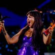 Bomba Estéreo cerró la segunda noche de Viña 2026 con una explosiva mezcla de ritmos caribeños y electrónicos. La vocalista Li Saumet recibió la ansiada Gaviota tras un show lleno de energía.