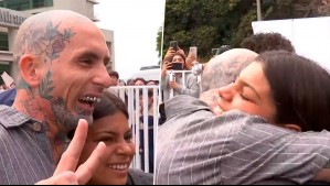 Desde autógrafos y a sacarte fotos: Ke Personajes sorprendió a fanática que no tenía entrada para Viña