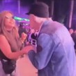 Este lunes se viralizó en redes sociales el video de una mujer que se unió al baile de un hombre con discapacidad visual que disfrutaba del show de Pet Shop Boys en el festival de Viña 2026.