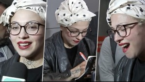 ¡Llegó la reina! Mon Laferte arribó a Chile cantando junto a sus fans en el aeropuerto