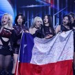 Las integrantes de NMIXX tuvieron un exitoso paso por la Quinta Vergara, recibiendo todos los premios del certamen.