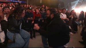 ¡Con anillo en mano! Pareja se pidió matrimonio durante show de Mon Laferte en Viña 2026