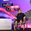 Pablo Chill-E es uno de los mayores referentes de la nueva camada musical chilena gracias a sus letras crudas y compromiso social. El trap marcó su primera etapa, pero poco a poco ha ido experimentando con artistas de otros estilos musicales.
