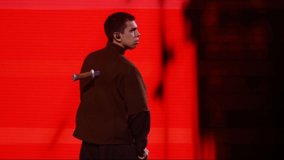 Con un cuchillo en su espalda: El profundo significado detrás del traje de Milo J en Viña 2026