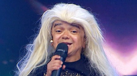 Miguelito le deja todo cantando "Caliente caliente" de Raffaella Carrà en Dale Play