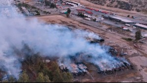 Incendio en papelera de Puente Alto lleva más de 12 horas activo: 300 bomberos combaten el fuego