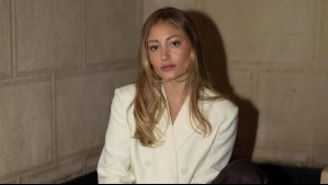 Florencia Araneda se luce en evento con moderna chaqueta en tonos burdeos: Este fue su look completo