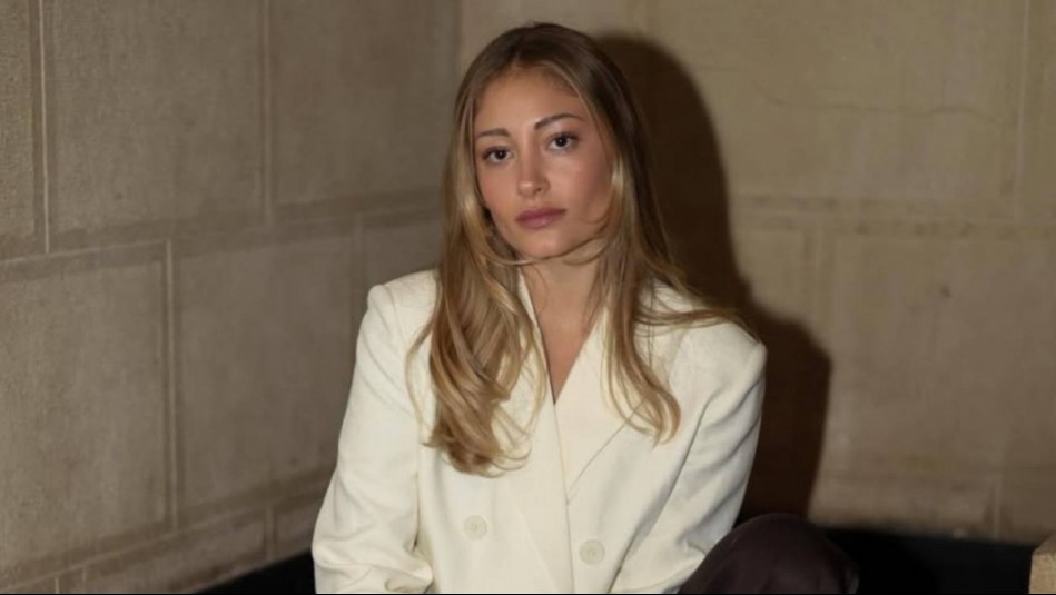 Florencia Araneda se luce en evento con moderna chaqueta en tonos burdeos: Este fue su look completo