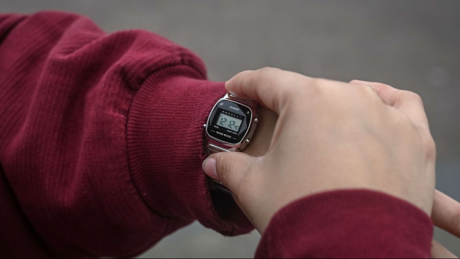 Cambio de hora en Chile: ¿Se atrasa o adelanta el reloj?