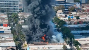 Gigantesco incendio en empresa en Santiago Centro generó gran columna de humo