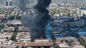 Autoridades explican origen de gigantesco incendio que afectó a empresas en Santiago Centro
