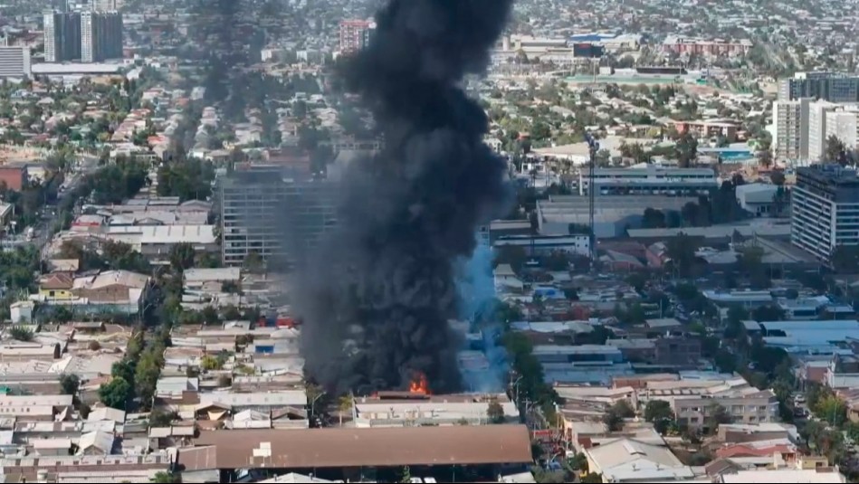 Autoridades explican origen de gigantesco incendio que afectó a empresas en Santiago Centro