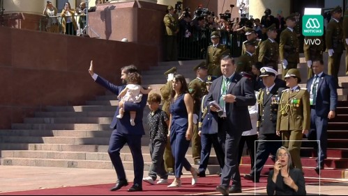 Entre aplausos y con su hija Violeta en brazos: Así fue la salida de Gabriel Boric del Congreso Nacional