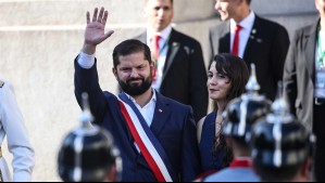 Entre aplausos y vítores: Así fue la última salida del Presidente Gabriel Boric desde La Moneda