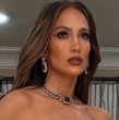 Descubre el truco definitivo de Jennifer Lopez para mantener un maquillaje impecable y radiante todo el día