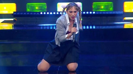 Pía María lo deja todo imitando a Britney Spears en Dale Play Verano: Cantó "Baby One More Time" y "Toxic"