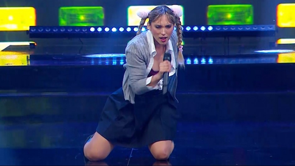 Pía María lo deja todo imitando a Britney Spears en Dale Play Verano: Cantó 'Baby One More Time' y 'Toxic'