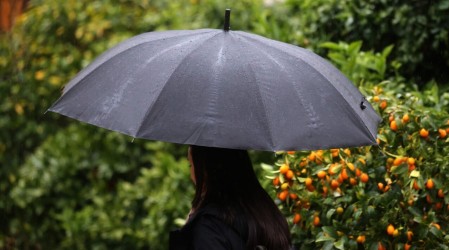 Sistema frontal avanza hacia la zona central: Lluvia podría alcanzar la Región Metropolitana este lunes