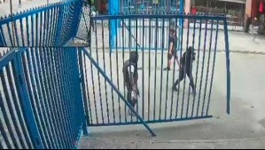 Disturbios en Barrio Meiggs: Ambulantes derriban reja perimetral e instalan barricadas