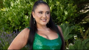 Con un vibrante look viajero: Pame Leiva convierte el hall de un aeropuerto en su pasarela improvisada