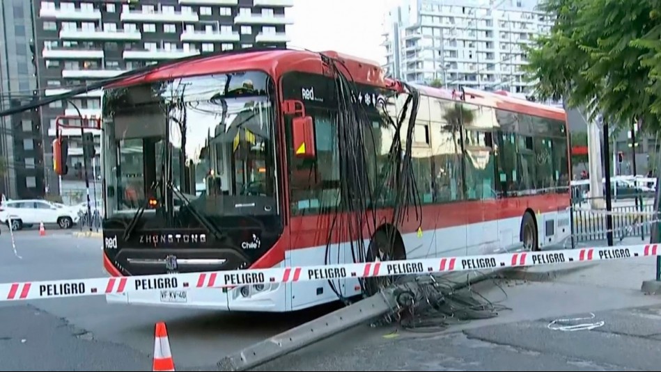 Bus RED derriba tres postes y provoca corte de luz y suspensión del tránsito en Ñuñoa