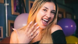 Minimalista y con su anillo de compromiso en mano: Este es el vibrante look cumpleañero de La Carlita