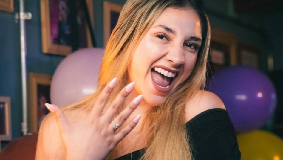Minimalista y con su anillo de compromiso en mano: Este es el vibrante look cumpleañero de La Carlita