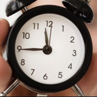 Este sábado cambia la hora en Chile: ¿Se adelanta o se atrasa el reloj?