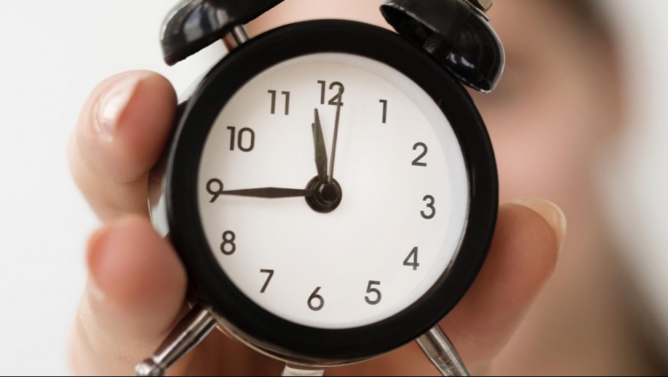 Este sábado cambia la hora en Chile: ¿Se adelanta o se atrasa el reloj?