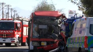 Accidente en Pudahuel deja un muerto y seis heridos: Bus RED chocó con camión aljibe