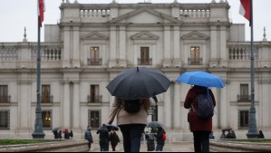 Densa neblina en Santiago: Experto anticipa posibles lluvias en la Región Metropolitana