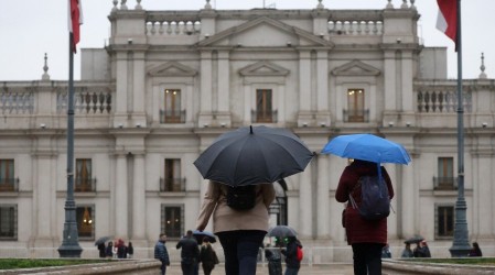 Densa neblina en Santiago: Experto anticipa posibles lluvias en la Región Metropolitana