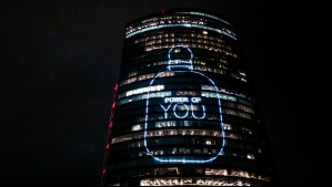 'Power of You': así fue el lanzamiento de Emporio Armani que iluminó la Torre Titanium