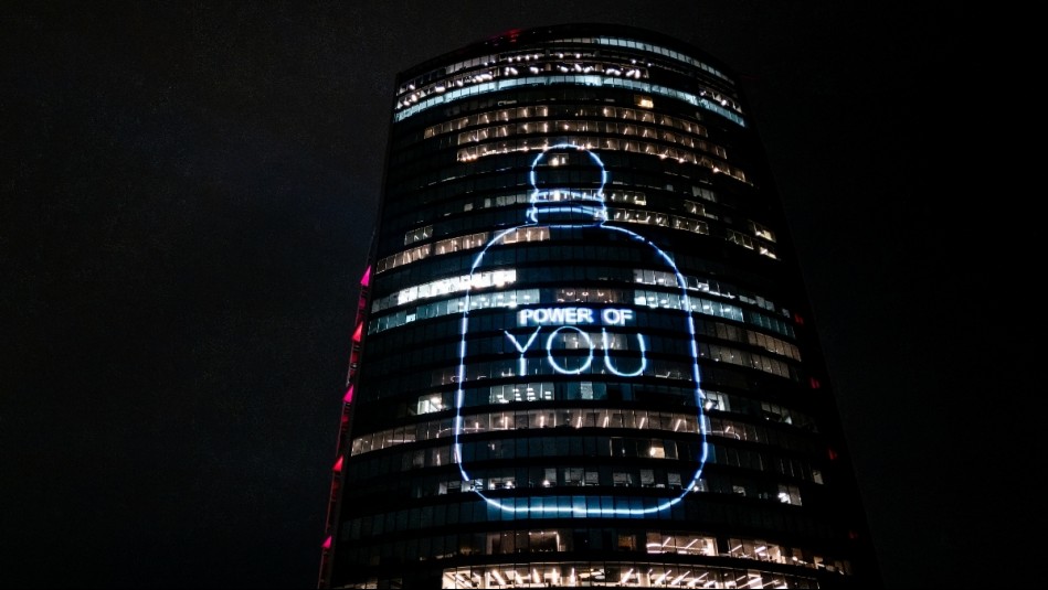 'Power of You': así fue el lanzamiento de Emporio Armani que iluminó la Torre Titanium