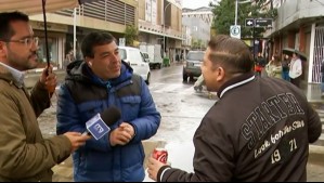 'Usted es un chiste': Comerciante ambulante encara en vivo a concejal de Santiago por permiso municipal