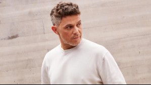 Con un romántico beso: Alejandro Sanz confirma relación con reconocida actriz 19 años menor