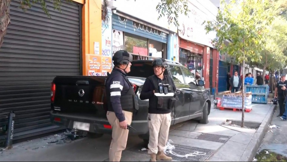 Camioneta impacta local y atropella a persona en Meiggs: Conductora aseguró que era perseguida por motocicleta