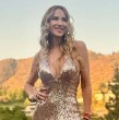 Angélica Castro se robó las miradas en un evento en Santiago con un sofisticado traje blanco que combinó con elementos en un vibrante tono rojo.