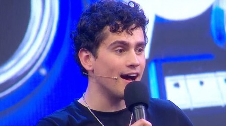 En Karaoke Recargado: Nico Ruiz demuestra su talento cantando "Querida" de Juan Gabriel en Dale Play