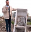 Mira acá el momento en que encuentran refrigerador y colchón en labores de limpieza ante aviso de lluvias.