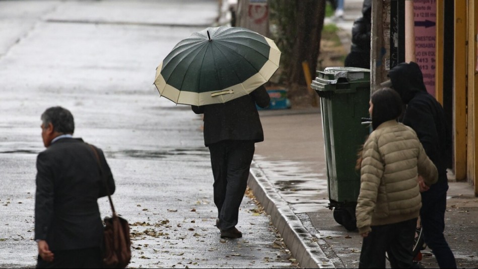 Comenzaron las precipitaciones en Santiago: ¿Cuánta agua caerá y hasta qué hora llueve?