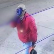 Revisa acá el registro que muestra a un desconocido con una máscara y un cuchillo deambulando de noche por la comuna de San Miguel.
