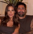 En sus historias de Instagram, Gala Caldirola compartió un video en el que muestra el romántico vestido de flores rojas que escogió para su cita nocturna por Qatar junto a Luis Jiménez