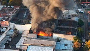 Gran incendio afecta a local comercial chino cerca de la Alameda: Se registran desvíos de tránsito