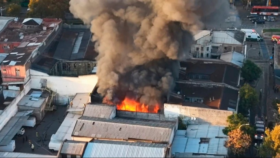 Gran incendio afecta a local comercial chino cerca de la Alameda: Se registran desvíos de tránsito