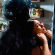 En el capítulo 292 de El Jardín de Olivia, Diana abrió la puerta del departamento de Gabriel, pero sorpresivamente se encontró con un hombre enfundado de negro y con casco de motorista que ocultaba su cara. Era el secuestrador de Oli.