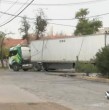 Un camión pasó a llevar tres postes de luz en Ñuñoa y se mantiene por más de 12 horas en el mismo lugar.
