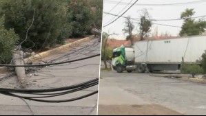 Chofer no conocía la ruta: Camión arrasa con postes de luz en Ñuñoa y lleva más de 12 horas en el mismo lugar